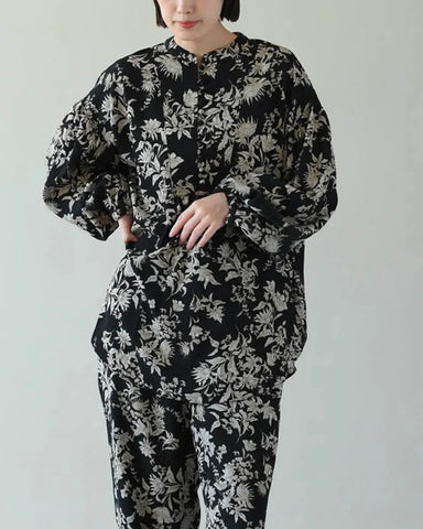 HERENCIA <br> Covered button floral print blouse