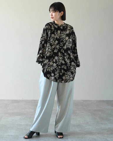 HERENCIA <br> Covered button floral print blouse