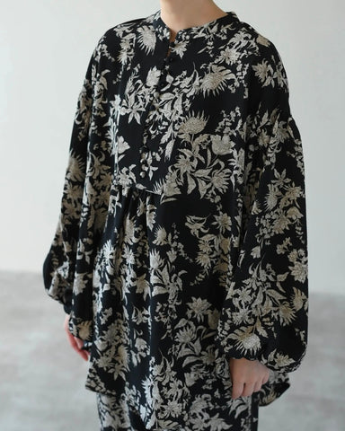 HERENCIA <br> Covered button floral print blouse