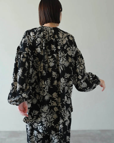 HERENCIA <br> Covered button floral print blouse