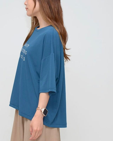 Praia<br>梨地素材 カラーロゴプリントTシャツ