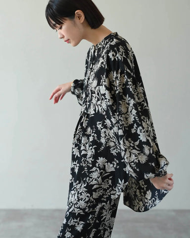 HERENCIA <br> Covered button floral print blouse