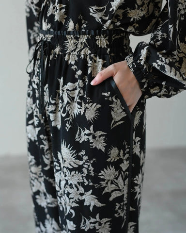 HERENCIA <br>Piping line floral print pants