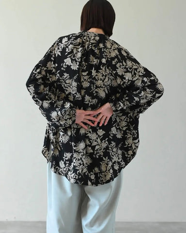 HERENCIA <br> Covered button floral print blouse