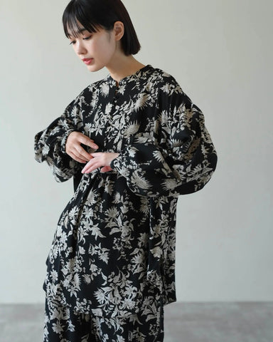 HERENCIA <br> Covered button floral print blouse