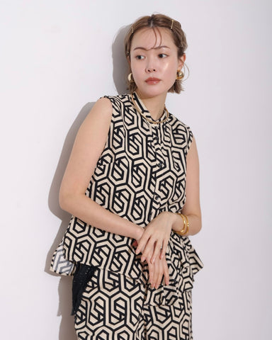 HERENCIA <br> Geometric sleeveless blouse