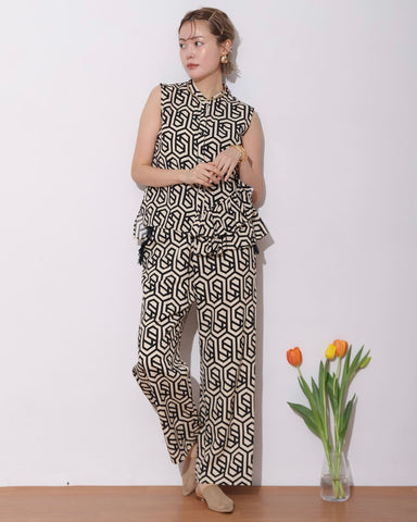 HERENCIA <br> Geometric sleeveless blouse