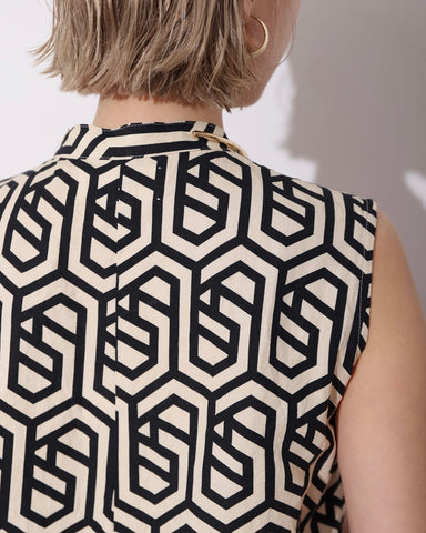 HERENCIA <br> Geometric sleeveless blouse