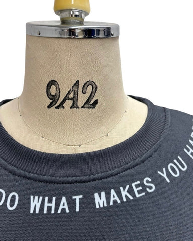 ayane予約<br> 袖ロゴ裏起毛プルオーバー