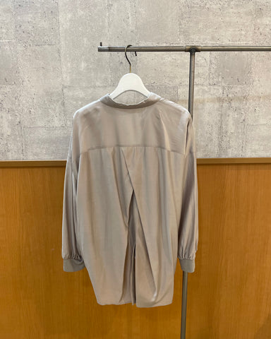 BLUE FRONCE <br>バックスリット折り返しトロみシャツ