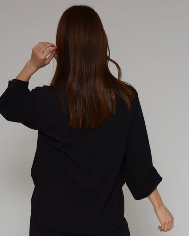 Praia<br> 梨地ストレッチ・スリーブタックブラウス