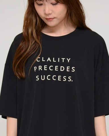 Praia<br>梨地素材 カラーロゴプリントTシャツ