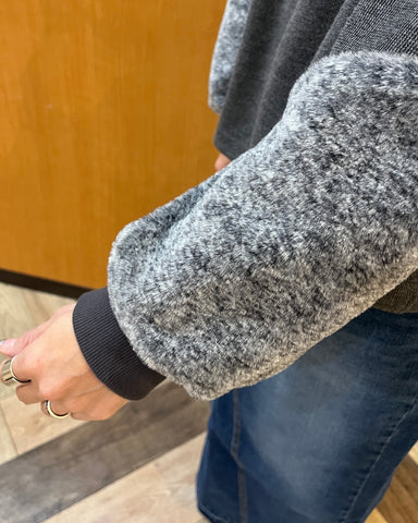 Praia<br> 袖ファーニットソー