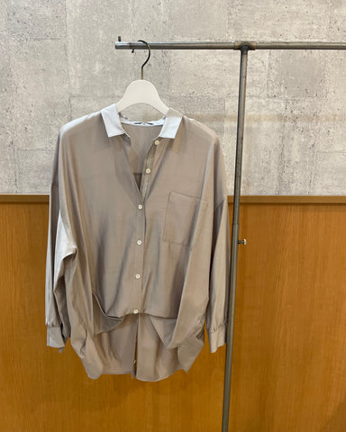 BLUE FRONCE <br>バックスリット折り返しトロみシャツ