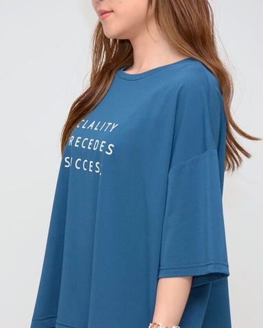 Praia<br>梨地素材 カラーロゴプリントTシャツ