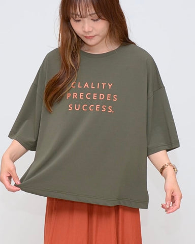 Praia<br>梨地素材 カラーロゴプリントTシャツ