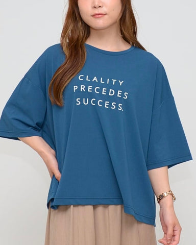 Praia<br>梨地素材 カラーロゴプリントTシャツ