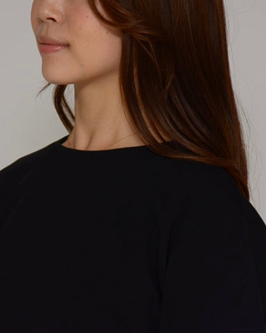 Praia<br> 梨地ストレッチ・スリーブタックブラウス