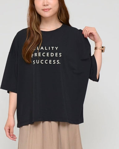 Praia<br>梨地素材 カラーロゴプリントTシャツ