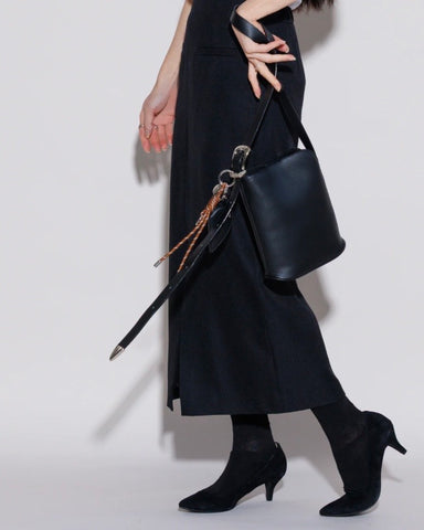 Story．<br> LEATHER ROUND HANDBAG