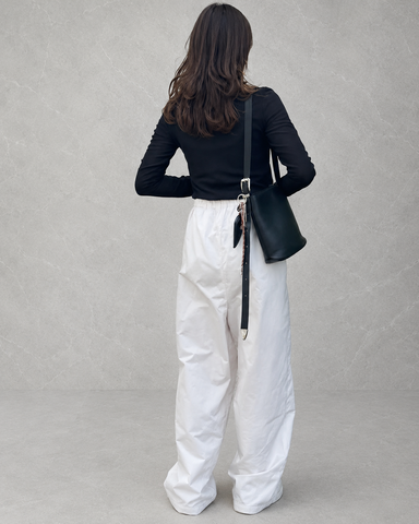 Story．<br> LEATHER ROUND HANDBAG