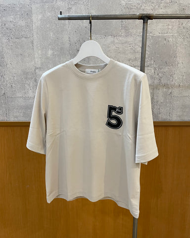 Praia<br>ワッペン付きショート丈Tシャツ