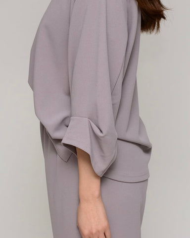 Praia<br> 梨地ストレッチ・スリーブタックブラウス