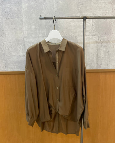BLUE FRONCE <br>バックスリット折り返しトロみシャツ