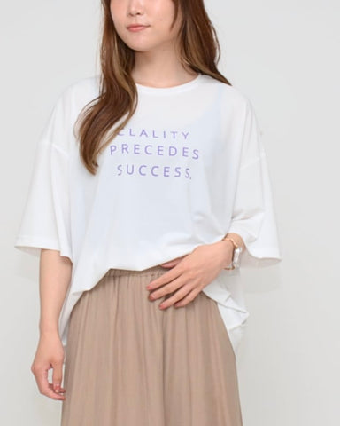 Praia<br>梨地素材 カラーロゴプリントTシャツ