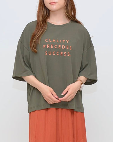 Praia<br>梨地素材 カラーロゴプリントTシャツ