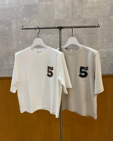 Praia<br>ワッペン付きショート丈Tシャツ
