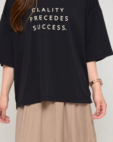 Praia<br>梨地素材 カラーロゴプリントTシャツ
