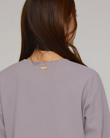 Praia<br> 梨地ストレッチ・スリーブタックブラウス