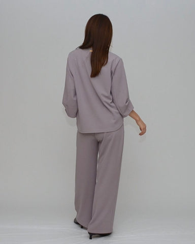 Praia<br> 梨地ストレッチ・スリーブタックブラウス