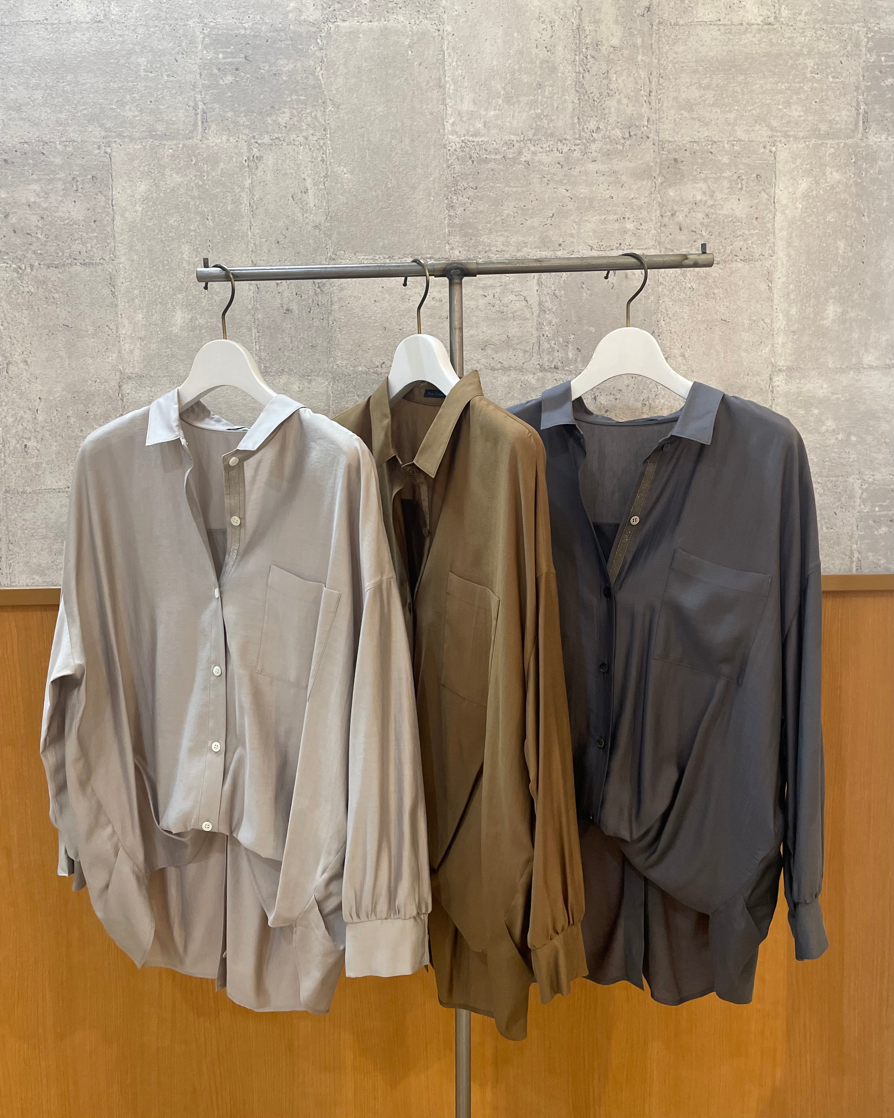 BLUE FRONCE <br>バックスリット折り返しトロみシャツ