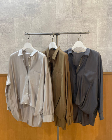 BLUE FRONCE <br>バックスリット折り返しトロみシャツ