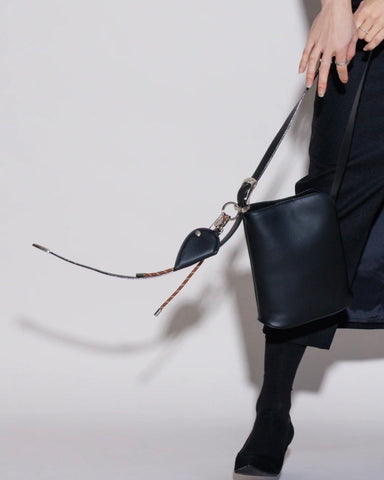 Story．<br> LEATHER ROUND HANDBAG