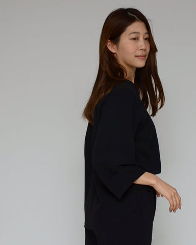 Praia<br> 梨地ストレッチ・スリーブタックブラウス