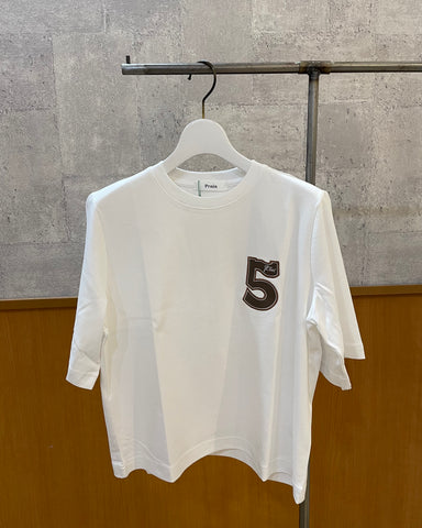 Praia<br>ワッペン付きショート丈Tシャツ