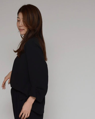 Praia<br> 梨地ストレッチ・スリーブタックブラウス