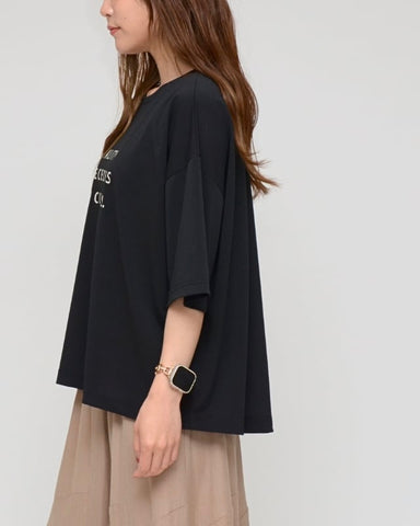 Praia<br>梨地素材 カラーロゴプリントTシャツ