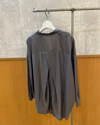 BLUE FRONCE <br>バックスリット折り返しトロみシャツ