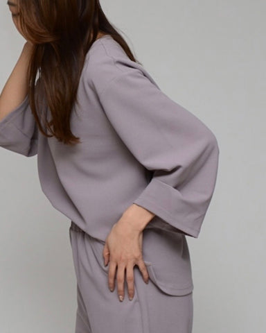 Praia<br> 梨地ストレッチ・スリーブタックブラウス