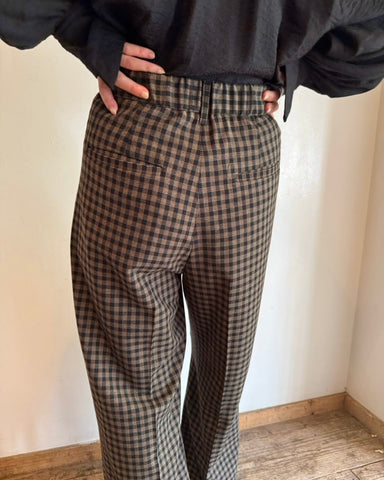 cafune<br> classic check tuck pants