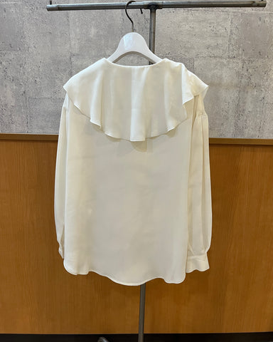 mink chair<br>フリル襟ブラウス